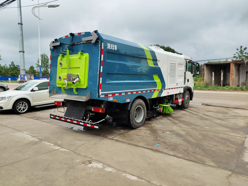 用户好评湖北省国六重汽豪沃12吨道路清扫车10吨扫路车厂家直销